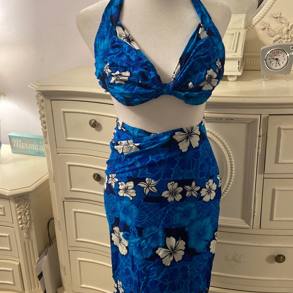 Woman’s Sarang top and skirt